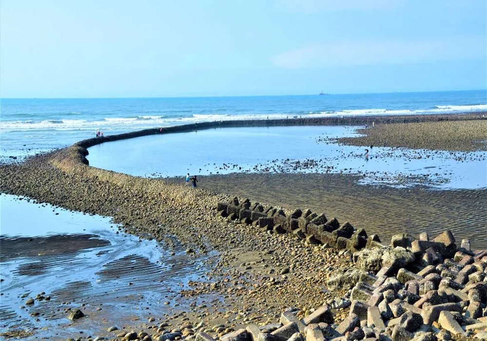順行苗栗竹南沿海，驚嘆石滬智慧，用單車蒐集海天一色的景致