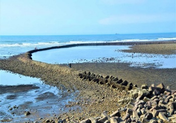 順行苗栗竹南沿海，驚嘆石滬智慧，用單車蒐集海天一色的景致
