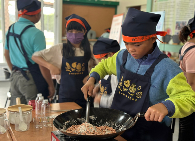 農村糾察隊「遊藝茶」鹿野呷茶-紅烏龍炒花生佐鍋煮奶茶
